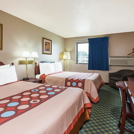 Super 8 By Wyndham Bridgeton/Arpt/St Louis Area Hotel Exterior photo